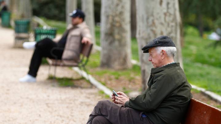 Sufrir problemas de audición y visión en adultos mayores duplica el riesgo de fragilidad