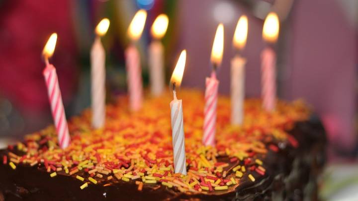 Una tiktoker denuncia que un pub de Londres le cobró más de 160 euros por llevar su propia tarta de cumpleaños