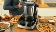 El robot de cocina definitivo tiene dispensador de alimentos y está 120 euros rebajado