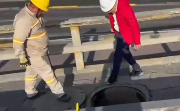 Dos hombres terminan electrocutados al intentar meterse a un registro en la Cuauhtémoc