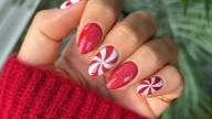 Fáciles y elegantes, los 5 diseños de uñas de gel que serán tendencia en Navidad 2025