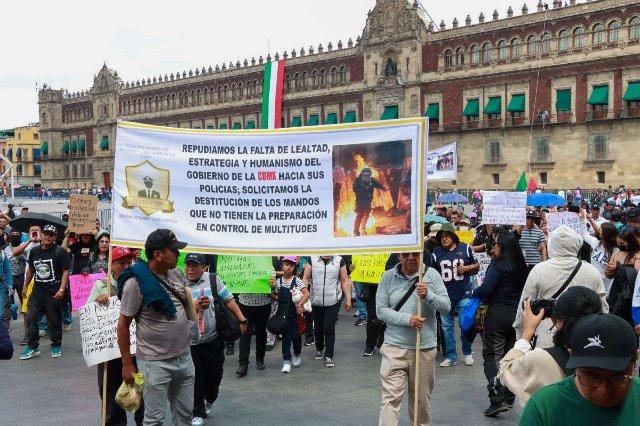 Protestan policías frente a Palacio Nacional tras agresiones del 2 de octubre