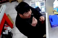 El dueño de un super chino sacó un arma y le apuntó a un cliente que se llevaba escondidos un dulce de leche y un queso