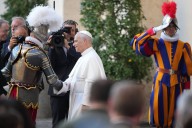 Pope lends star power to Swiss Guards swearing-in ceremony as his army struggles to find recruits – Winnipeg Free Press