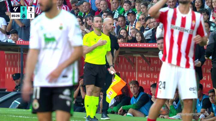 El Sporting se impone con caos en el estreno triunfal del Borja Jiménez