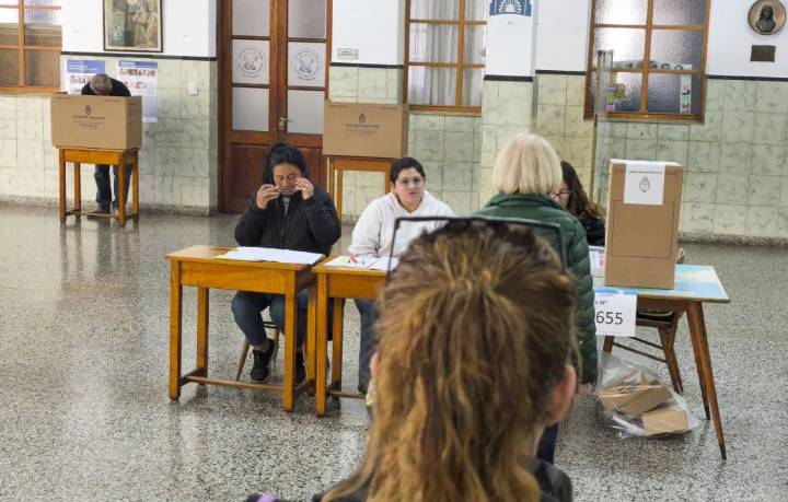 Según información oficial hasta el mediodía la concurrencia de votantes fue del 23 por ciento