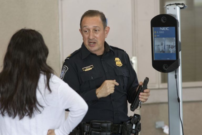 EE.UU. tomará fotos y biométricos de los extranjeros cuando entren y salgan del país