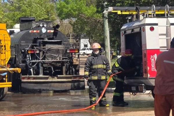 FUEGO! Se incendió un camión que hace asfalto en plena tareas en Monte Caseros