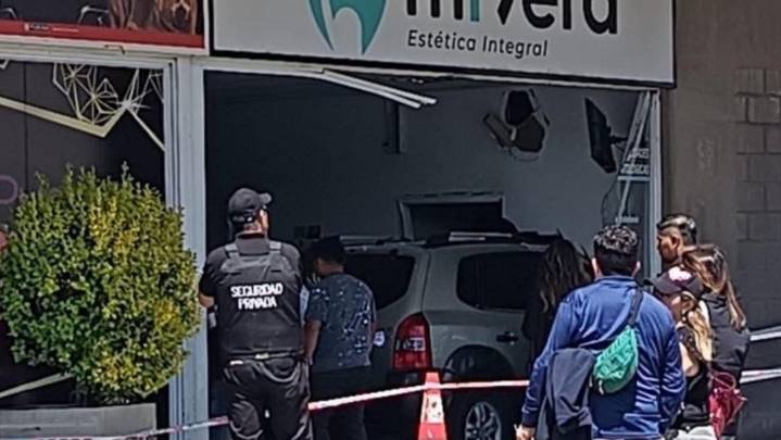 Conductor perdió el control de su vehículo y se estrelló contra una clínica dental en Limache: no se registraron lesionados