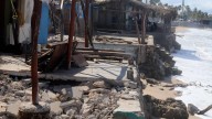 Playas han reducido de 30 metros a cero de frente, admiten palaperos de Mazatlán