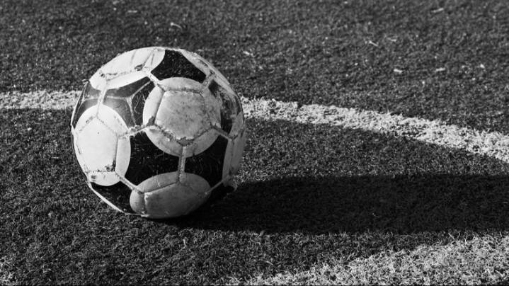 Joven se desplomó durante un partido de fútbol y murió delante de sus amigos