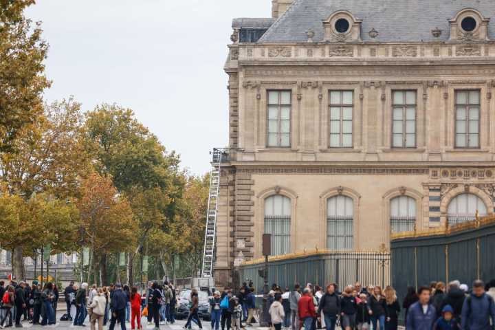 Un robo de joyas de valor incalculable en el Louvre rápido y profesional, pero con fallos