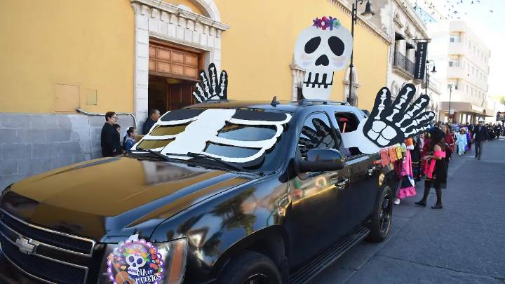 Desfile de catrinas y catrines llena de color el Centro de Parral