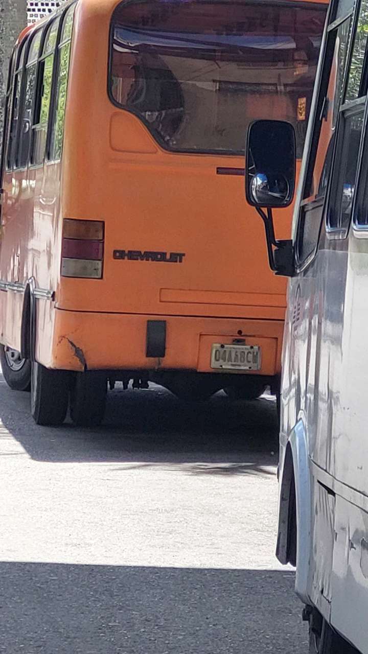 Usuarios denuncian cobro ilegal de pasaje a adultos mayores en rutas de Carrizal