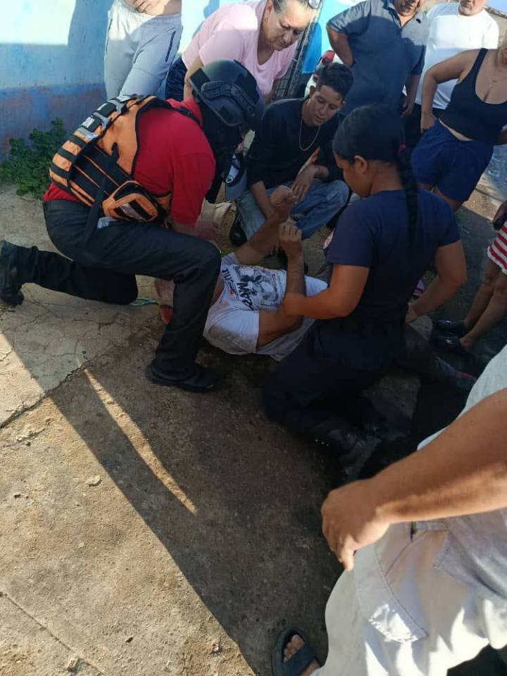 Tragedia en la calle: Hombre aplastado por su propio carro durante una reparación