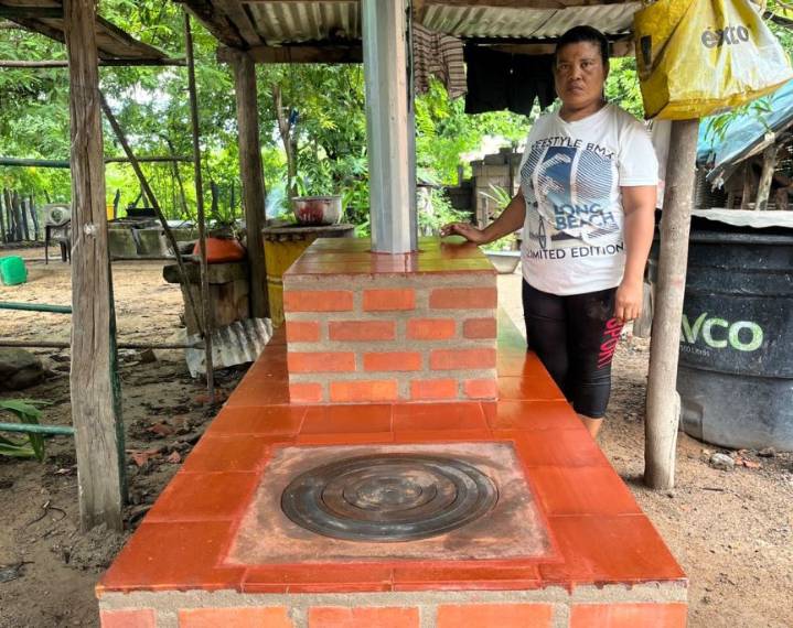 CorpoGuajira impulsa la cocina sostenible con más de 700 estufas ecoeficientes