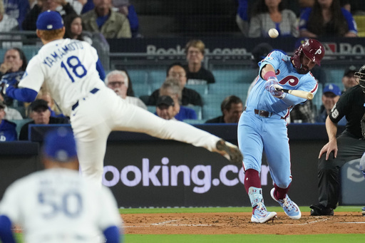Schwarber se destapa con dos jonrones y los Filis vencen 8-2 a Dodgers para evitar la barrida
