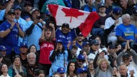 Canadienses cruzan la frontera para apoyar a los Azulejos en playoffs