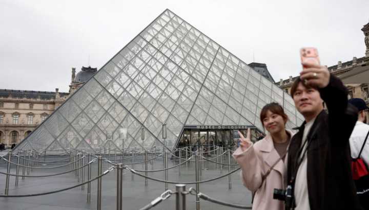 Dos personas detenidos por robo del Louvre: Uno de ellos iba a salir del país