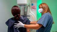 La Junta de Andalucía centra en el hospital Virgen del Rocío la crisis del cribado de cáncer y realizará 1.800 pruebas a mujeres afectadas por fallos en dos meses