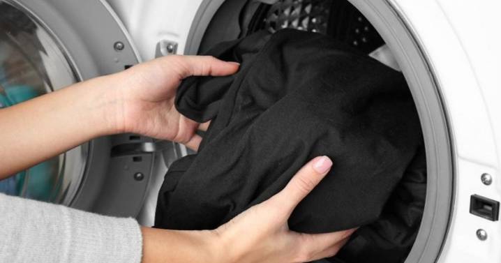 El truco del vinagre: cómo mantener la ropa negra como nueva al lavar