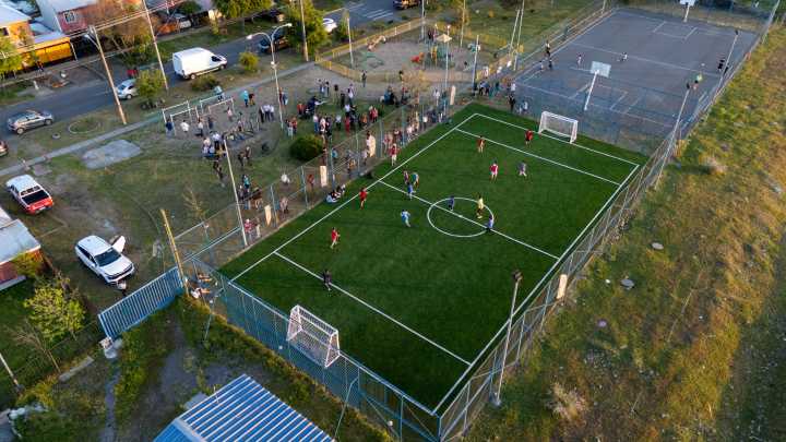 Comunidad de Villa Brisas del Bicentenario de Chillán disfruta de un moderno y seguro espacio deportivo.