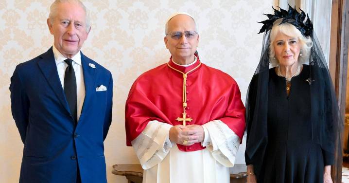 El papa y el rey Carlos III de Inglaterra se unen en oración en el Vaticano