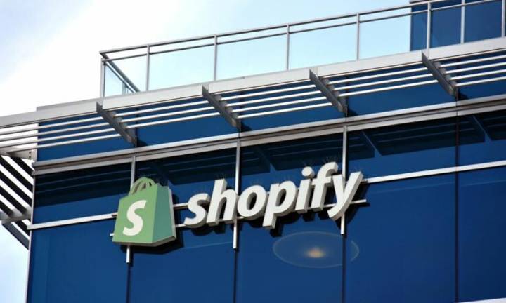 How to Add a Free Gift to Shopify Checkout Without Coding
