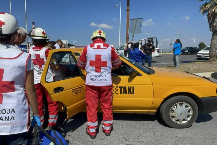 Joven motociclista se estrella contra taxi, al sur de Saltillo