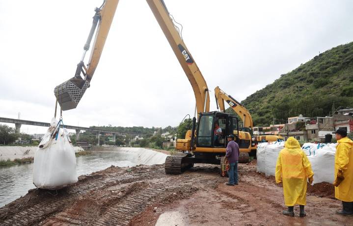Permanentemente, el Gobierno de México realiza acciones de desazolve y protección, en ríos de regiones vulnerables