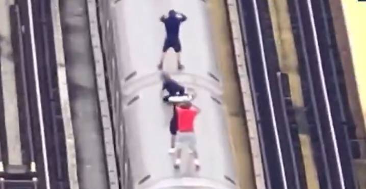 Alerta por el “Subway surfing”: tendencia de redes ya cobró la vida de varios menores en Nueva York