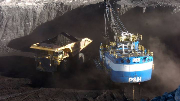 Trump administration revives large sales of coal from public lands