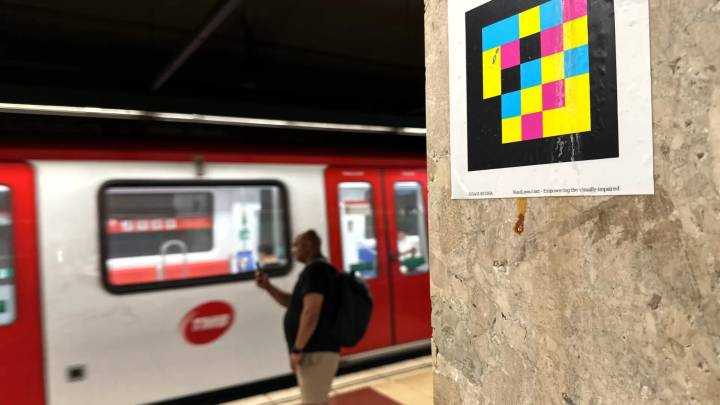 Los usuarios aprueban la tecnología de TMB para pasajeros con discapacidad visual pero avisan de que los retos físicos continúan