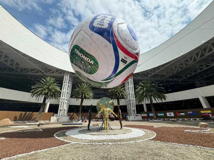 Instalan balón gigante del Mundial 2026 en el AICM para recibir a aficionados