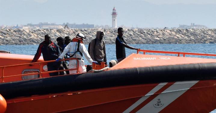 Dos argelinos cobraron hasta 6.000 euros por un viaje en patera que acabó a la deriva rumbo a Almería