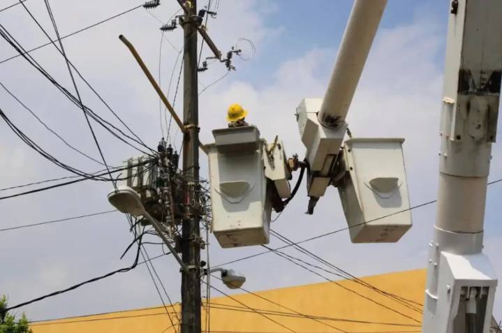 Robo de cableado causa explosión y apagón en al menos ocho colonias de Coatzacoalcos