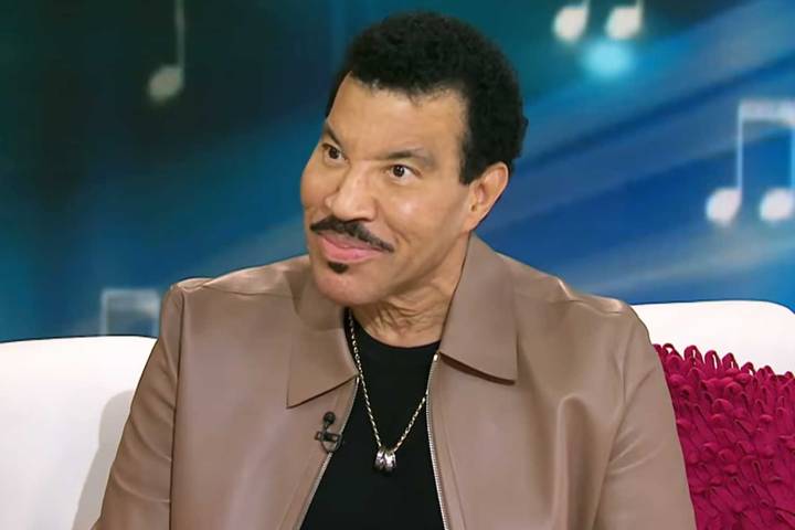 Lionel Richie Says He'd Seek Out Fans to Eat Meals with Him Early in His Career
