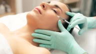 Enfermería y estética: un fallo judicial las permite utilizar ácido hialurónico