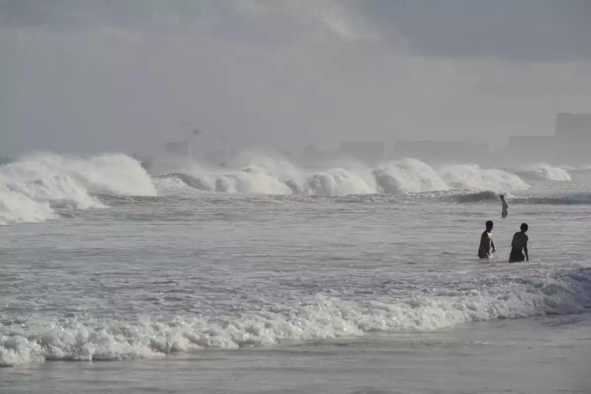 Aumenta la fuerza del oleaje en playas de Cancún y provoca inundaciones, puede ser efecto de Melissa