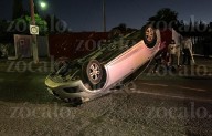 Maniobra imprudente causa choque y volcadura en colonia Topochico