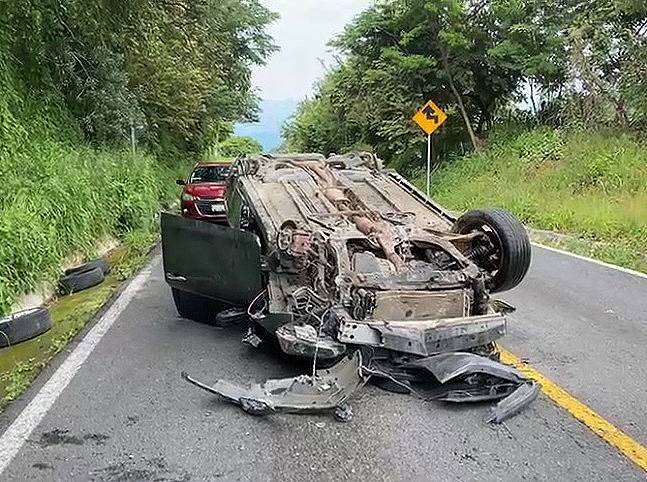VOLCADA QUEDÓ SOBRE SU TOLDO Y UNA LLANTA PARA ARRIBA