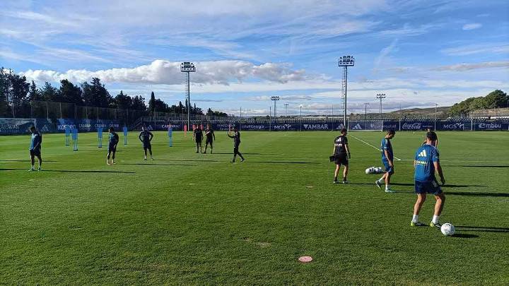 Rubén Sellés toma contacto con el Real Zaragoza bajo la mirada de Fernando López