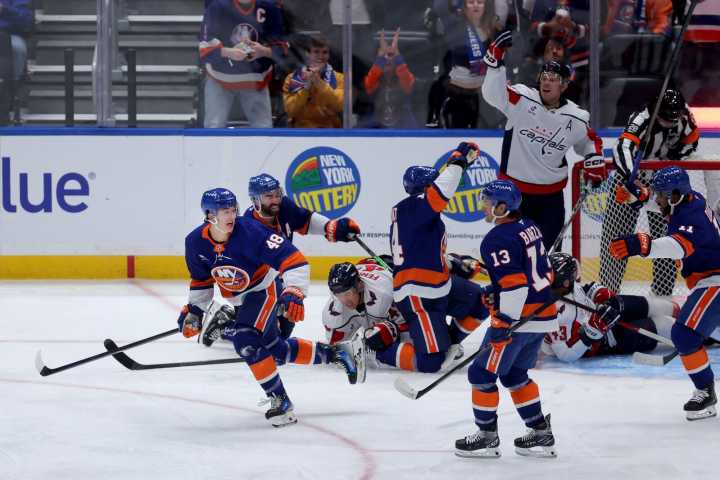 Jets grab early lead, cruise to 5-2 win over Islanders - The Rink Live | Coverage of youth, junior, high school and college hockey