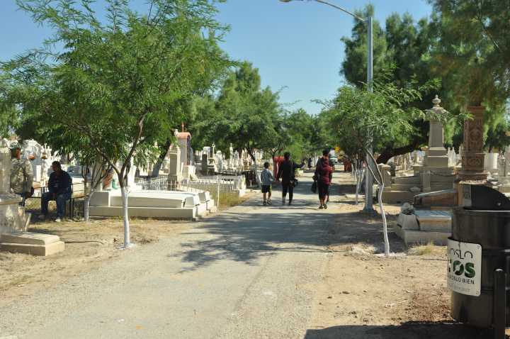 Refuerzan operativo de seguridad en panteones de Torreón por Día de Muertos