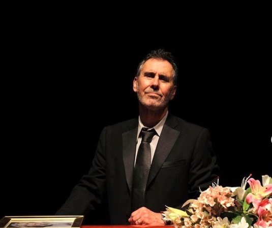 Cristián Campos demanda por más de 790 millones a Rafaella Di Girólamo y Fundación para la Confianza