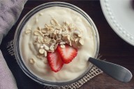 ¿Por qué es bueno desayunar yogur griego y avena?