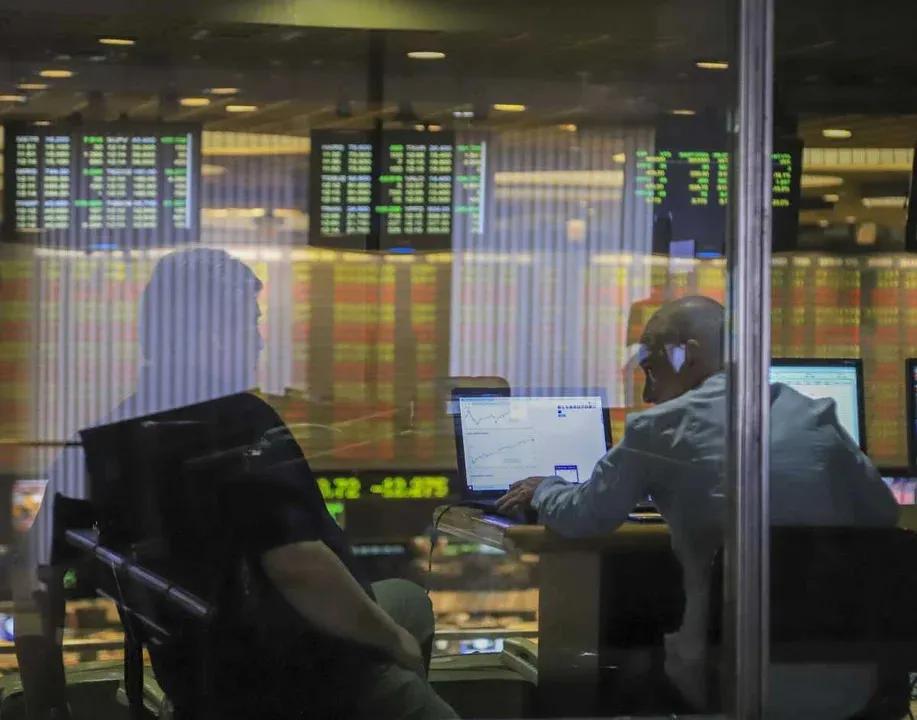 Acciones y bonos argentinos operaron en alza este miércoles, tras la intervención de EE.UU. en la compra de pesos