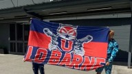 Dos hinchas de la Universidad de Chile desafiaron la prohibición y aparecieron en Lanús