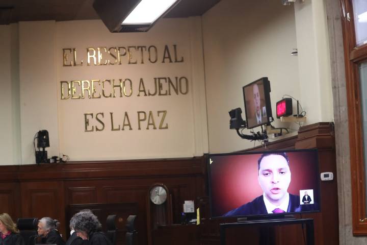 Tras accidente, ministro Arístides asiste a primera sesión del Pleno en SCJN