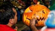 Bogotá tiene su propio tallador de calabazas para Halloween: trabaja en las plazas distritales de mercado